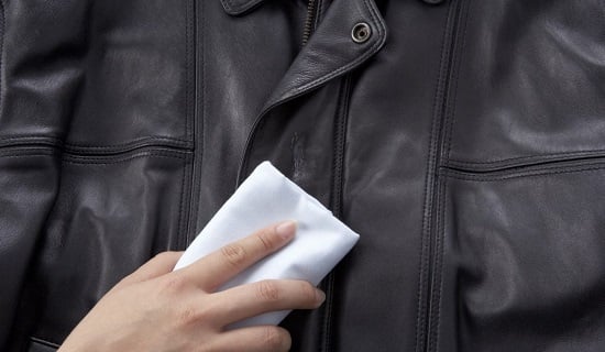 تنظيف الملابس الجلدية 