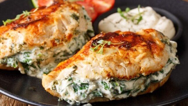 الدجاج بالسبانخ والجبنة